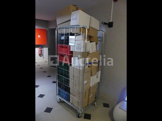 Ref: new yorkse kamer in de kelder - bril, inhoud van een winkelroller - afbeelding 5 van  8