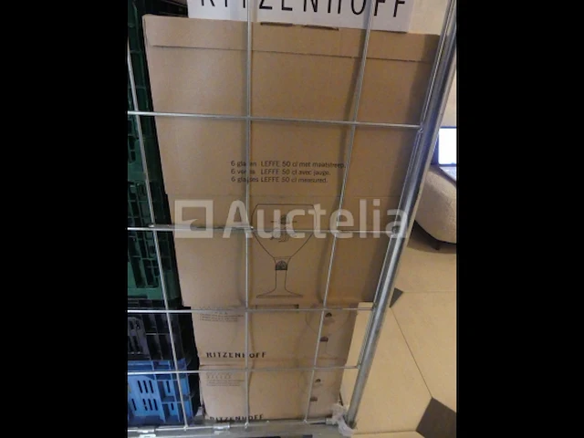 Ref: new yorkse kamer in de kelder - bril, inhoud van een winkelroller - afbeelding 6 van  8
