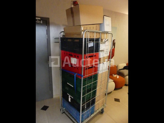 Ref: new yorkse kamer in de kelder - bril, inhoud van een winkelroller - afbeelding 8 van  8