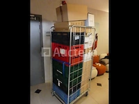 Ref: new yorkse kamer in de kelder - bril, inhoud van een winkelroller - afbeelding 8 van  8
