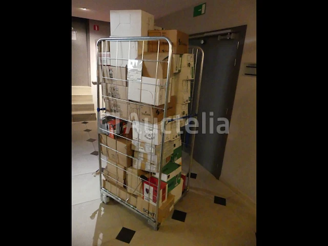 Ref: new yorkse kamer in de kelder - bril, inhoud van een winkelroller - afbeelding 1 van  9