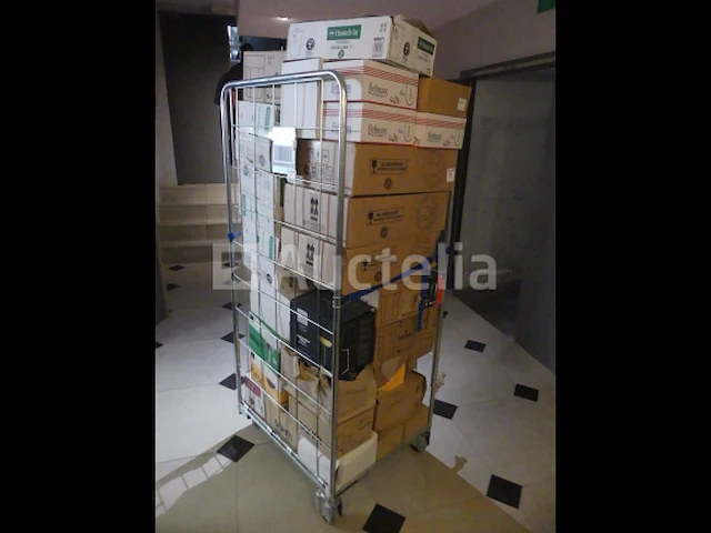 Ref: new yorkse kamer in de kelder - bril, inhoud van een winkelroller - afbeelding 2 van  9
