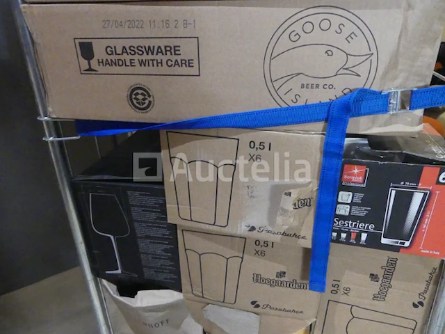 Ref: new yorkse kamer in de kelder - bril, inhoud van een winkelroller - afbeelding 3 van  9