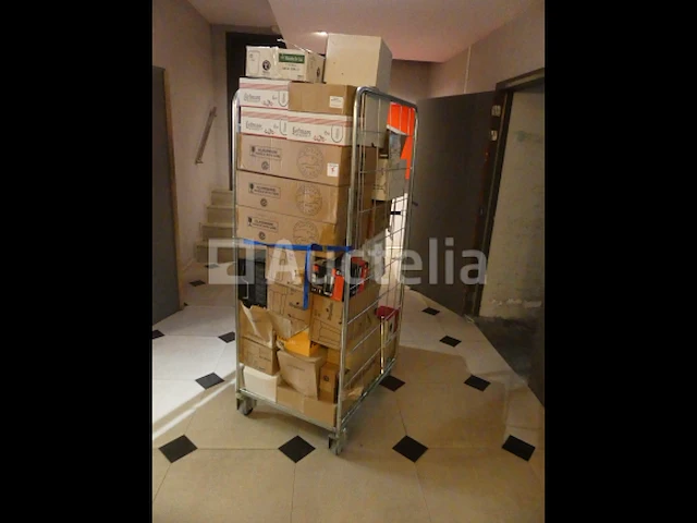 Ref: new yorkse kamer in de kelder - bril, inhoud van een winkelroller - afbeelding 4 van  9