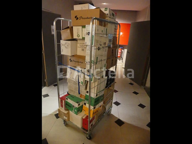 Ref: new yorkse kamer in de kelder - bril, inhoud van een winkelroller - afbeelding 5 van  9