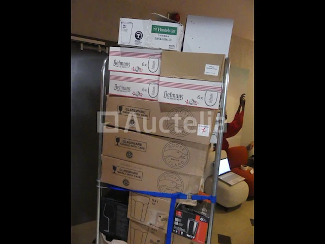 Ref: new yorkse kamer in de kelder - bril, inhoud van een winkelroller - afbeelding 9 van  9