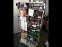 Ref: new yorkse kamer in de kelder - bril, inhoud van een winkelroller - afbeelding 1 van  8