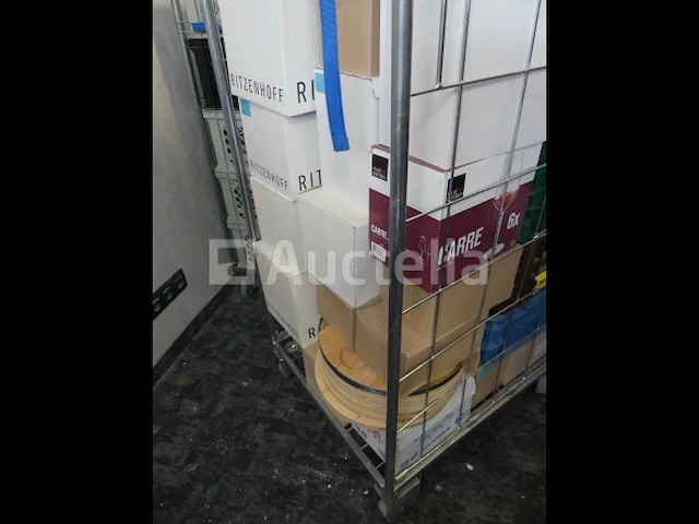 Ref: new yorkse kamer in de kelder - bril, inhoud van een winkelroller - afbeelding 3 van  8