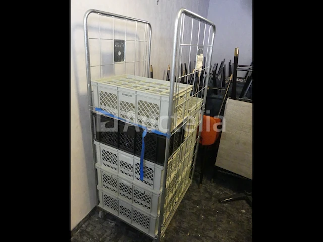 Ref: new yorkse kamer in de kelder - bril, inhoud van een winkelroller - afbeelding 1 van  5