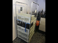 Ref: new yorkse kamer in de kelder - bril, inhoud van een winkelroller - afbeelding 1 van  5