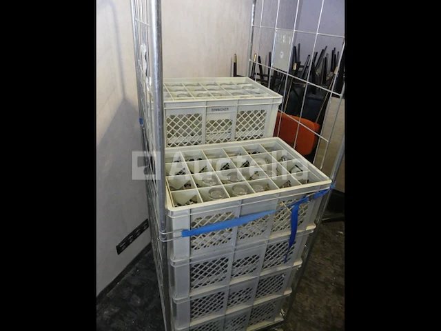 Ref: new yorkse kamer in de kelder - bril, inhoud van een winkelroller - afbeelding 4 van  5