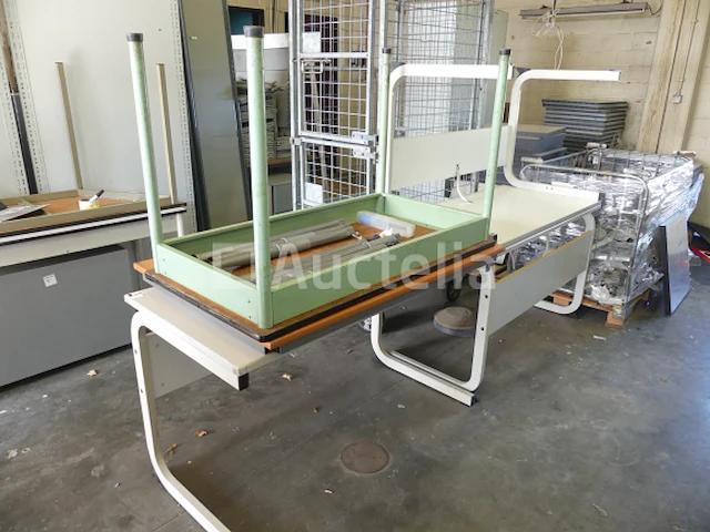 Ref:005 10 bureaus en tafels - afbeelding 1 van  10