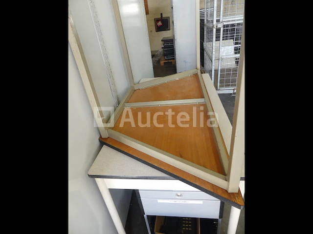 Ref:005 10 bureaus en tafels - afbeelding 3 van  10