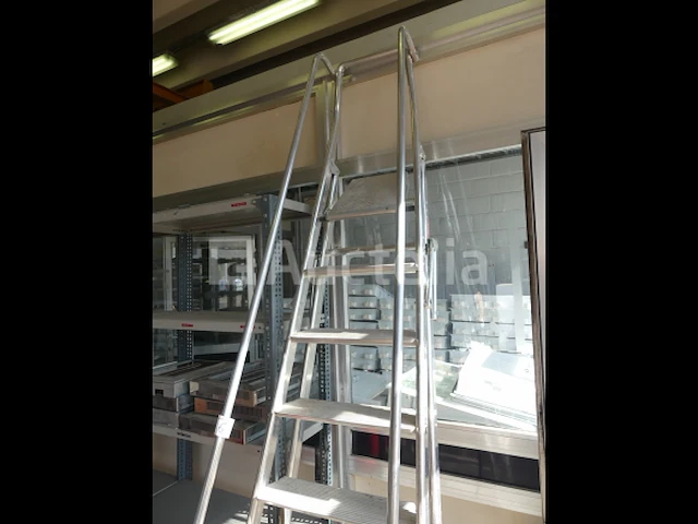 Ref:006 aluminium trapladder met leuning piret - afbeelding 5 van  9