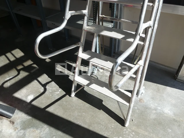 Ref:006 aluminium trapladder met leuning piret - afbeelding 7 van  9