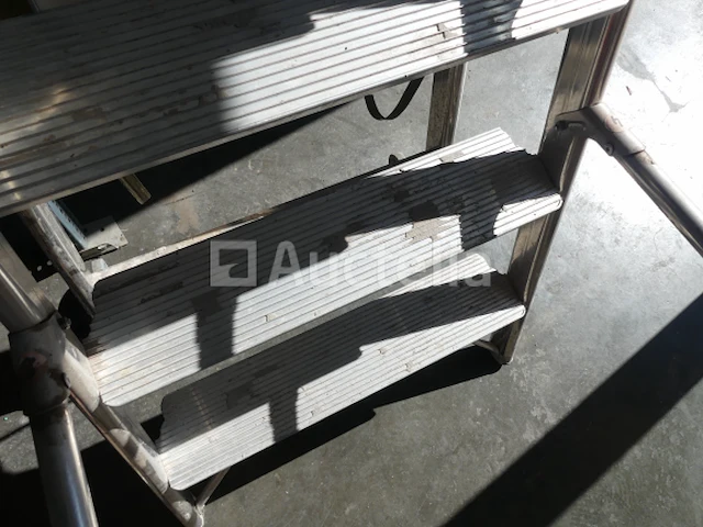 Ref:006 aluminium trapladder met leuning piret - afbeelding 9 van  9