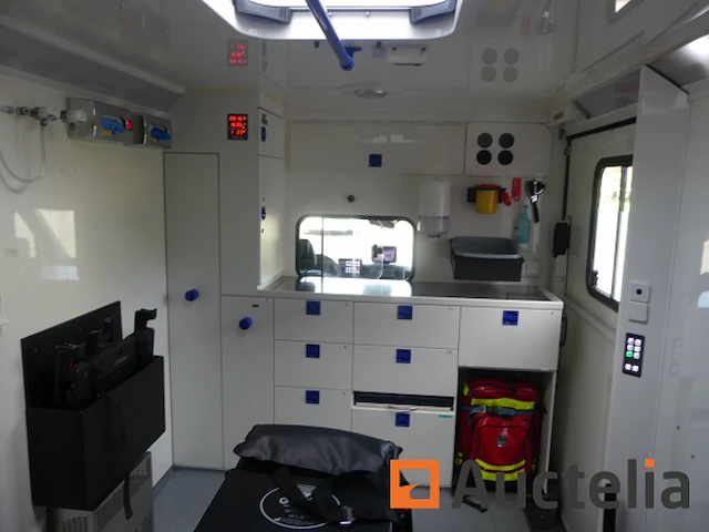 Ref:1-sut-671 - mercedes-benz ambulance (2017-268.678 km) - afbeelding 11 van  33