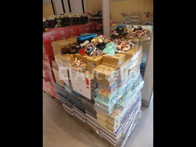 Ref:54 - 327 paar diverse kinderschoenen - afbeelding 1 van  11