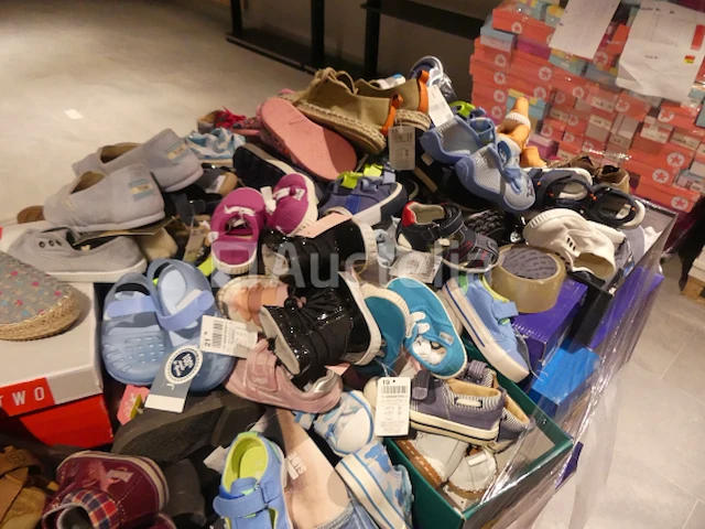 Ref:58 - 365 paar diverse kinderschoenen - afbeelding 5 van  9