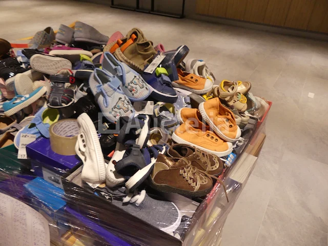 Ref:58 - 365 paar diverse kinderschoenen - afbeelding 6 van  9