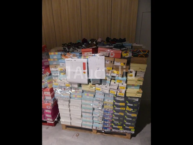 Ref:59 - 536 diverse paar kinderschoenen - afbeelding 1 van  11