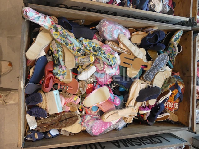 Ref:box 8 - 200 paren schoenen/diverse ruimte - afbeelding 1 van  10