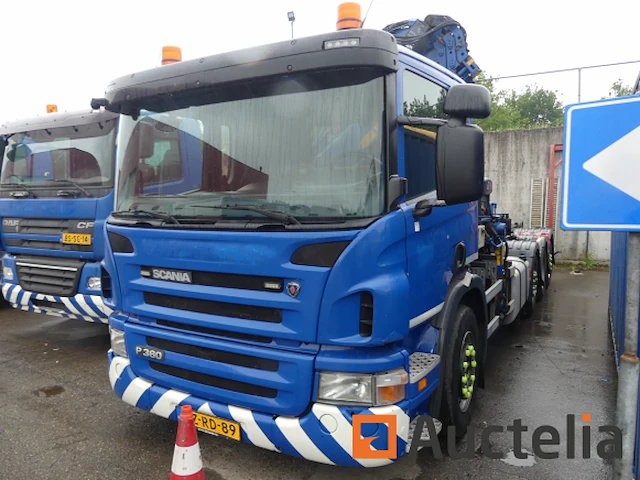 Ref:bz-rd-89 - containervrachtwagen met kraan scania p360 b 8x2/*6 (2011-759.907 km) - afbeelding 1 van  57