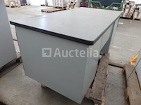 Ref:d1 - metalen bureau