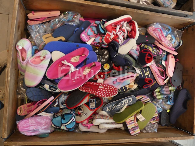 Ref:doos 10 - 200 paren pantoffels/diverse schuine strepen - afbeelding 1 van  11