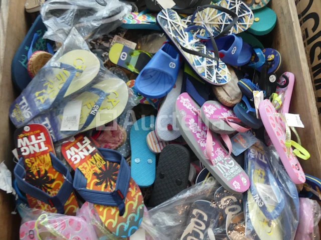 Ref:doos 3 - 200 paren diverse teenslippers/pantoffels - afbeelding 1 van  11