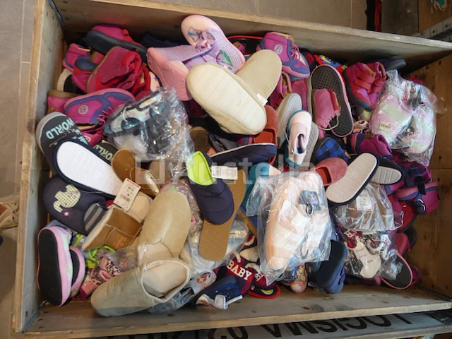 Ref:doos 5 - 200 paar schoenen/diverse pantoffels - afbeelding 1 van  8