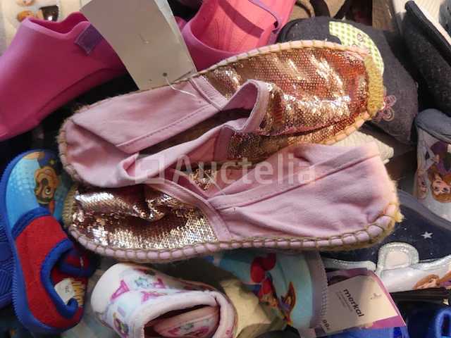 Ref:doos 9 - 200 paar diverse kinderpantoffels - afbeelding 2 van  10