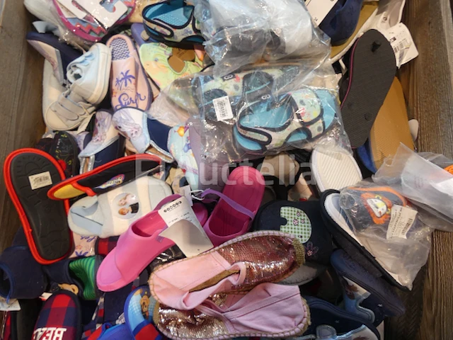 Ref:doos 9 - 200 paar diverse kinderpantoffels - afbeelding 1 van  10