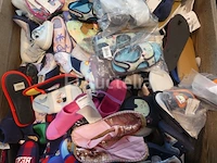 Ref:doos 9 - 200 paar diverse kinderpantoffels - afbeelding 1 van  10