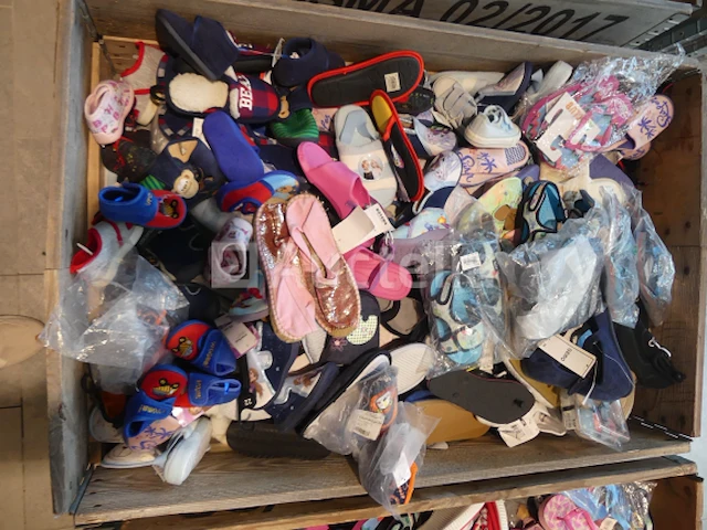 Ref:doos 9 - 200 paar diverse kinderpantoffels - afbeelding 6 van  10