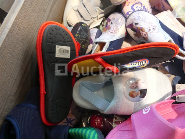 Ref:doos 9 - 200 paar diverse kinderpantoffels - afbeelding 7 van  10