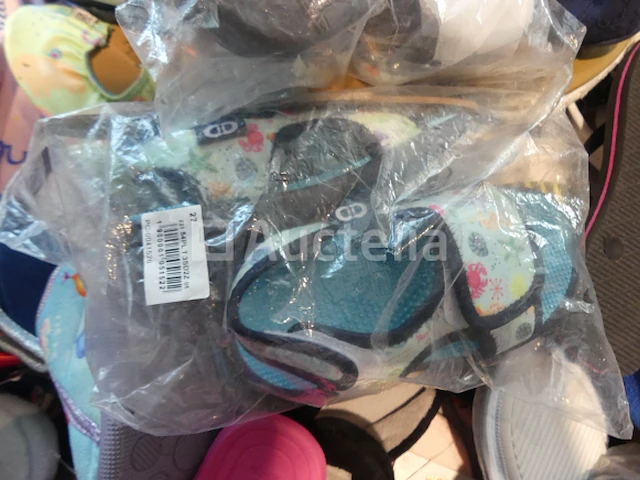 Ref:doos 9 - 200 paar diverse kinderpantoffels - afbeelding 8 van  10