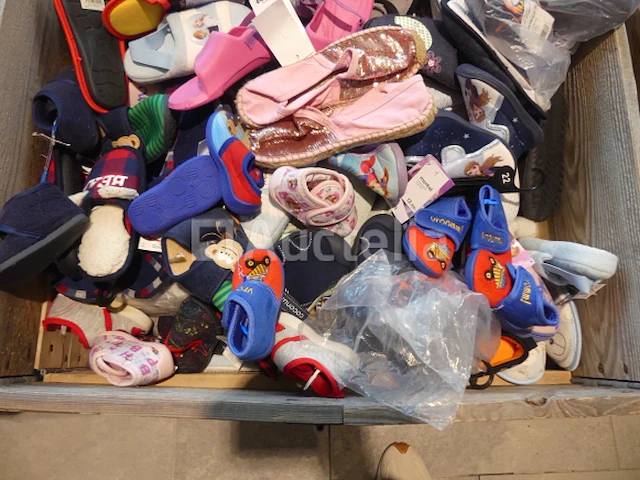 Ref:doos 9 - 200 paar diverse kinderpantoffels - afbeelding 9 van  10