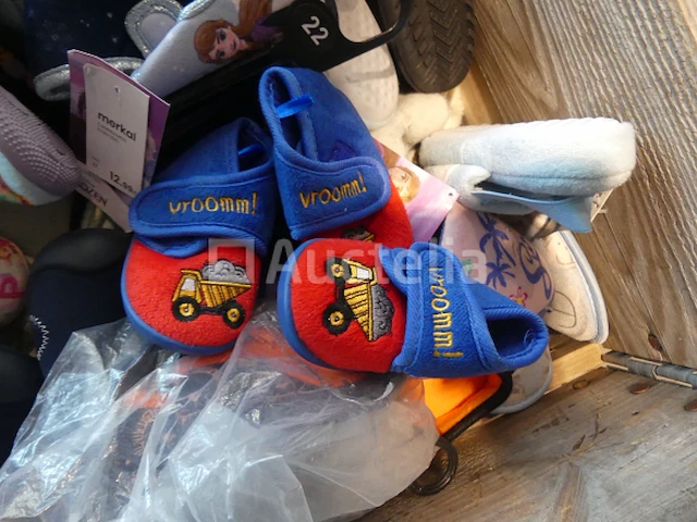 Ref:doos 9 - 200 paar diverse kinderpantoffels - afbeelding 10 van  10