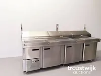 Refrigerated pizza preparation table