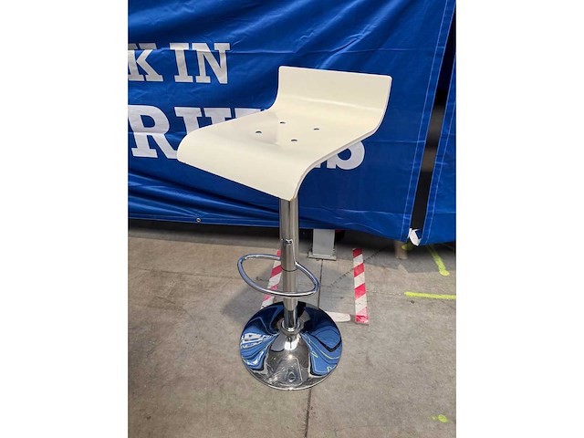 Reftertafel + 6 design barkrukken - afbeelding 3 van  5