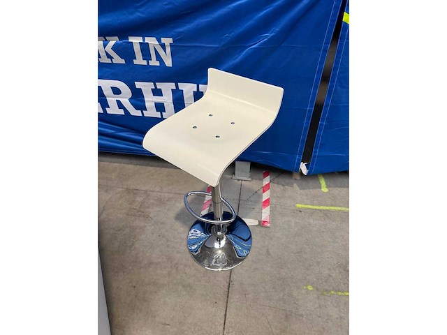 Reftertafel + 6 design barkrukken - afbeelding 4 van  5