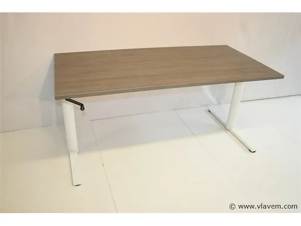 Partij kantoormateriaal, wo. bureau’s, stoelen, directiemeubilair, kantine uitrusting, kasten, vergadertafels enz.
