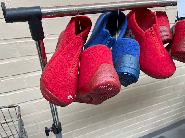 Rek + inhoud oa kinderpantoffels - afbeelding 1 van  3