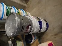 Rek met gebruikte verfpotten - afbeelding 2 van  10