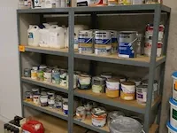 Rek met gebruikte verfpotten - afbeelding 3 van  10
