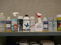 Rek met gebruikte verfpotten - afbeelding 4 van  10