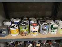 Rek met gebruikte verfpotten - afbeelding 6 van  10