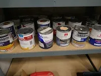 Rek met gebruikte verfpotten - afbeelding 7 van  10