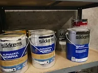 Rek met gebruikte verfpotten - afbeelding 8 van  10